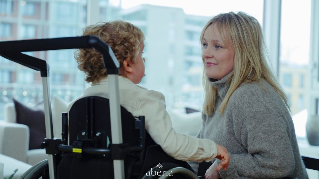 Fra pårørende til BPA-rådgiver. En mor ser inn i sønnens øyne. Sønnen sitter i rullestol.