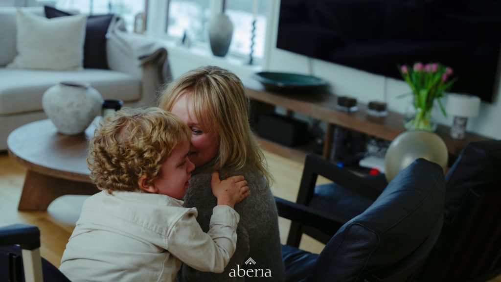 Fra pårørende til BPA-rådgiver. En mor gir klem til sin sønn.
